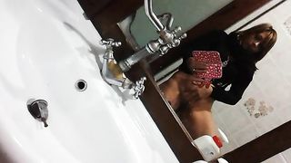 Si masturba in bagno e si filma
