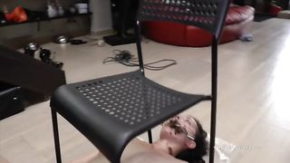 Schiava viene cagata in bocca dalla mistress