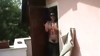 Tu ti alzi ed io LO PRENDO IN BOCCA E LO SUCCHIO !