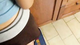 Sveltina in cucina con sborrata sul culo di mia moglie