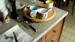 Sveltina in cucina con sborrata sul culo di mia moglie