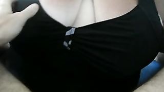 Spogliati e METTI IL CAZZO IN MEZZO ALLE TETTONE !