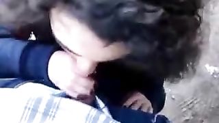 Me lo ciuccia e le va di traverso lo sperma