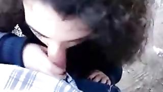 Me lo ciuccia e le va di traverso lo sperma