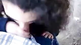 Me lo ciuccia e le va di traverso lo sperma