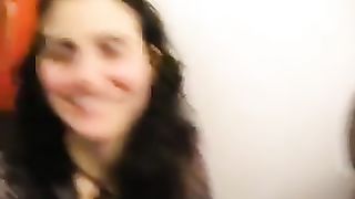 Ragazze italiane ubriache si slinguazzano ad una festa