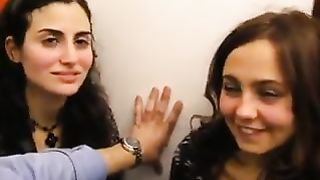 Ragazze italiane ubriache si slinguazzano ad una festa