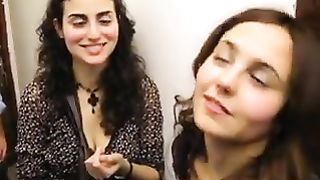 Ragazze italiane ubriache si slinguazzano ad una festa