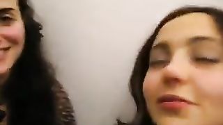 Ragazze italiane ubriache si slinguazzano ad una festa