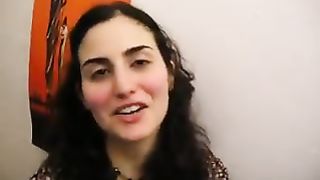 Ragazze italiane ubriache si slinguazzano ad una festa