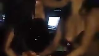 Anteprima del video: 2 cubiste lesbicheggiano in un locale notturno romano