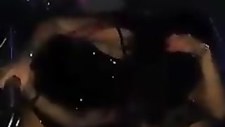 2 cubiste lesbicheggiano in un locale notturno romano