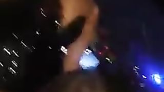 2 cubiste lesbicheggiano in un locale notturno romano