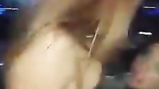 2 cubiste lesbicheggiano in un locale notturno romano