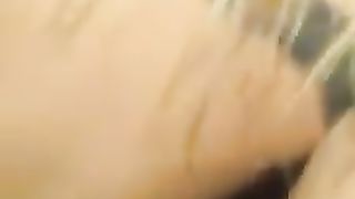 2 cubiste lesbicheggiano in un locale notturno romano