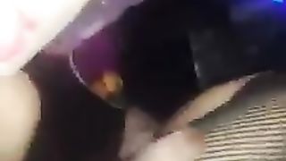 2 cubiste lesbicheggiano in un locale notturno romano