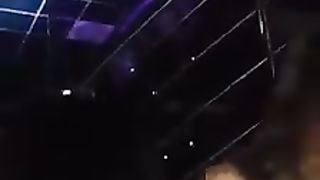 2 cubiste lesbicheggiano in un locale notturno romano