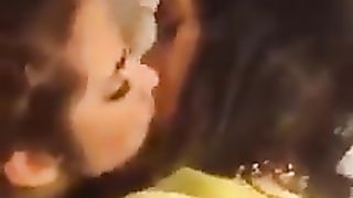 Anteprima del video: 3 amichette 18enni si slinguazzano a vicenda