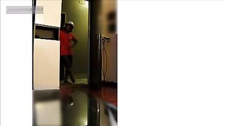 Mia moglie fa la troia col fattorino