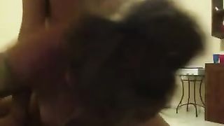 Il coinquilino li interrompe mentre scopano