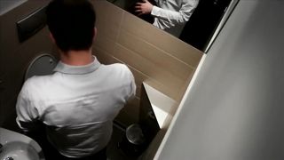 Studentessa si fa montare nel bagno dei maschi