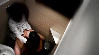 Studentessa si fa montare nel bagno dei maschi