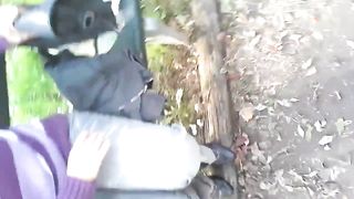 Col cazzo di fuori davanti alla mia tipa ai giardinetti