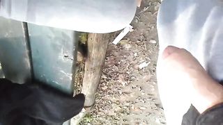 Col cazzo di fuori davanti alla mia tipa ai giardinetti