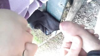 Anteprima del video: Col cazzo di fuori davanti alla mia tipa ai giardinetti