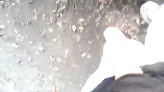 Col cazzo di fuori davanti alla mia tipa ai giardinetti