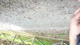 Col cazzo di fuori davanti alla mia tipa ai giardinetti