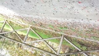 Col cazzo di fuori davanti alla mia tipa ai giardinetti