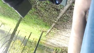 Col cazzo di fuori davanti alla mia tipa ai giardinetti