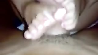 Mi fa esplodere il cazzo coi suoi piedini