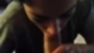 Spompina e soffoca mentre ingoia