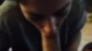 Anteprima del video: Spompina e soffoca mentre ingoia