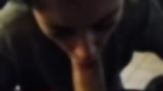 Spompina e soffoca mentre ingoia