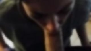 Spompina e soffoca mentre ingoia