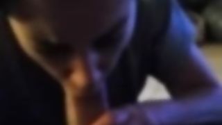 Spompina e soffoca mentre ingoia