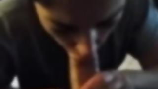 Spompina e soffoca mentre ingoia