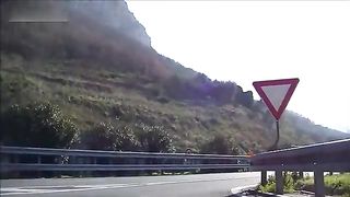 Mia moglie piscia in autostrada