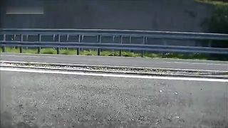 Mia moglie piscia in autostrada