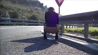 Mia moglie piscia in autostrada