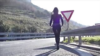 Mia moglie piscia in autostrada