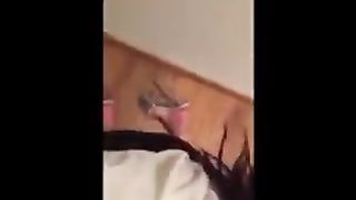 La faccio inginocchiare e lei me lo suca