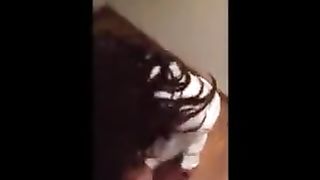 La faccio inginocchiare e lei me lo suca