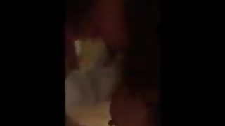 La faccio inginocchiare e lei me lo suca