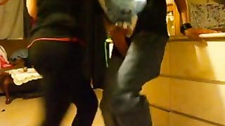 Preso a ginocchiate nelle palle da compagna di classe