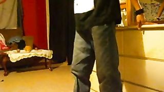 Preso a ginocchiate nelle palle da compagna di classe