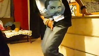 Preso a ginocchiate nelle palle da compagna di classe